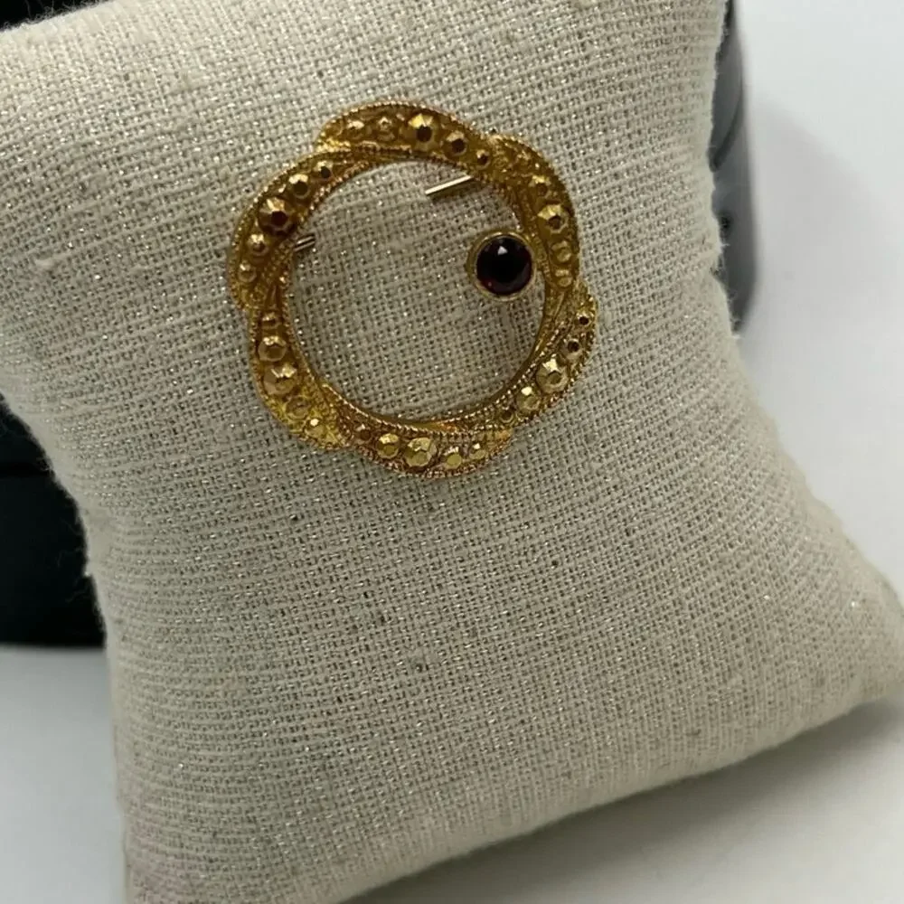 Gold Tone Round Circular Wreath Red Garnet Color Stone Unsigned Brooch‎